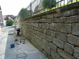 Außenarbeiten an der Kirchenmauer von St. Crescentius (Foto:Karl-Franz Thiede)